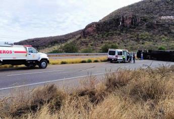 Vuelca tractocamión en los cerros de Barobampo