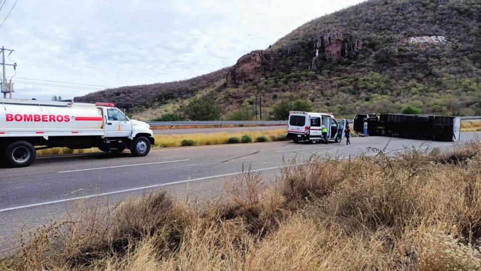 Vuelca tractocamión en los cerros de Barobampo