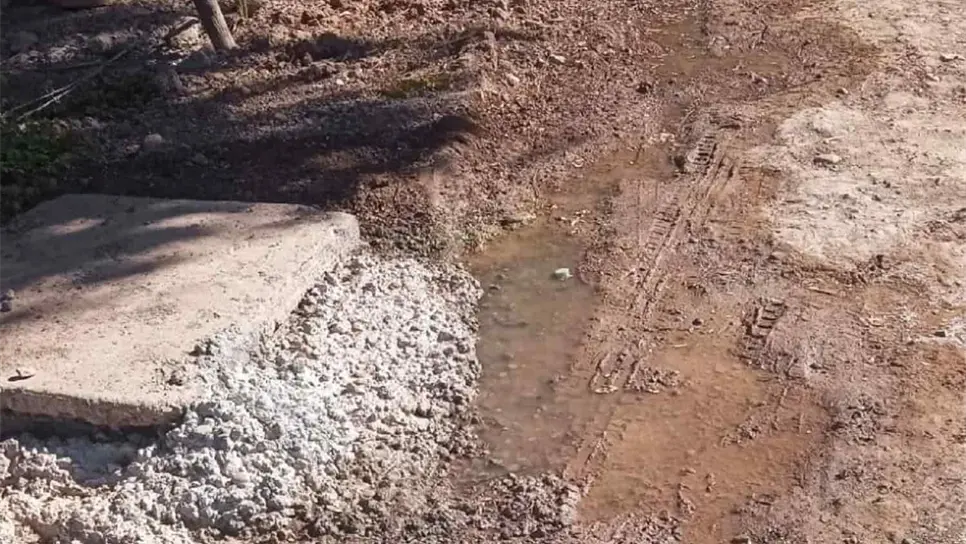 Brotan aguas negras en los registros de las casas del ejido Compuertas