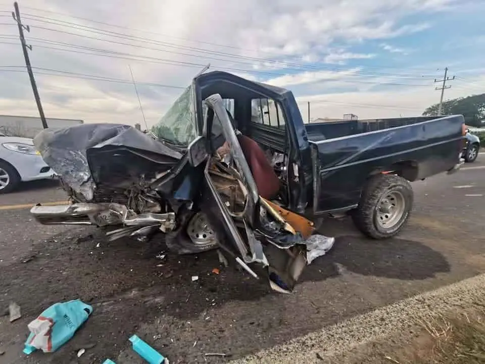 Choque frontal entre camionetas deja dos lesionados en El Rosario