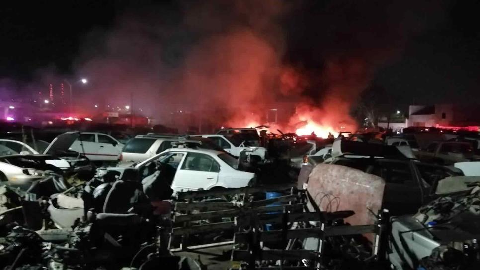 Voráz incendio arrasa con más de 30 autos en yonke de la colonia 21 de Marzo, en Culiacán