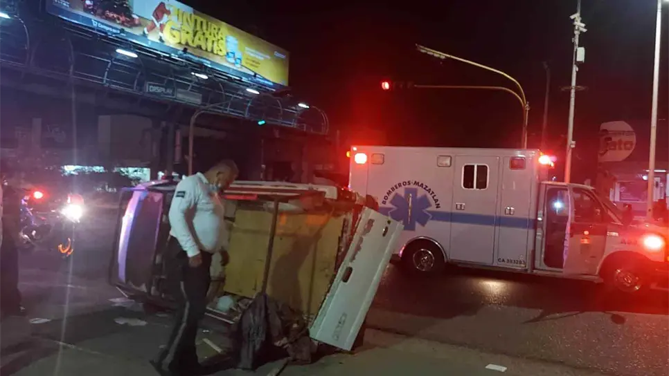 Vuelca camioneta en Mazatlán, hay dos heridos