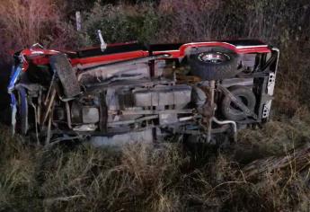 Vuelca camioneta clásica tras evitar atropellar un toro sobre la carretera México 15