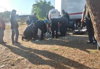 Chofer de tráiler realizaba maniobras y termina arrollado por su propia unidad, en Culiacán