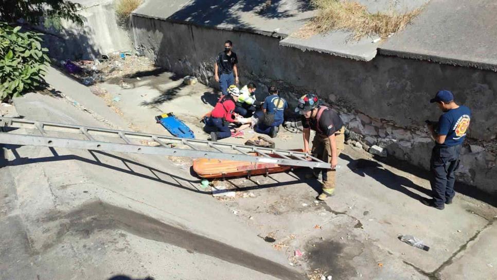 Cae mujer de la tercera edad a un canal en Mazatlán