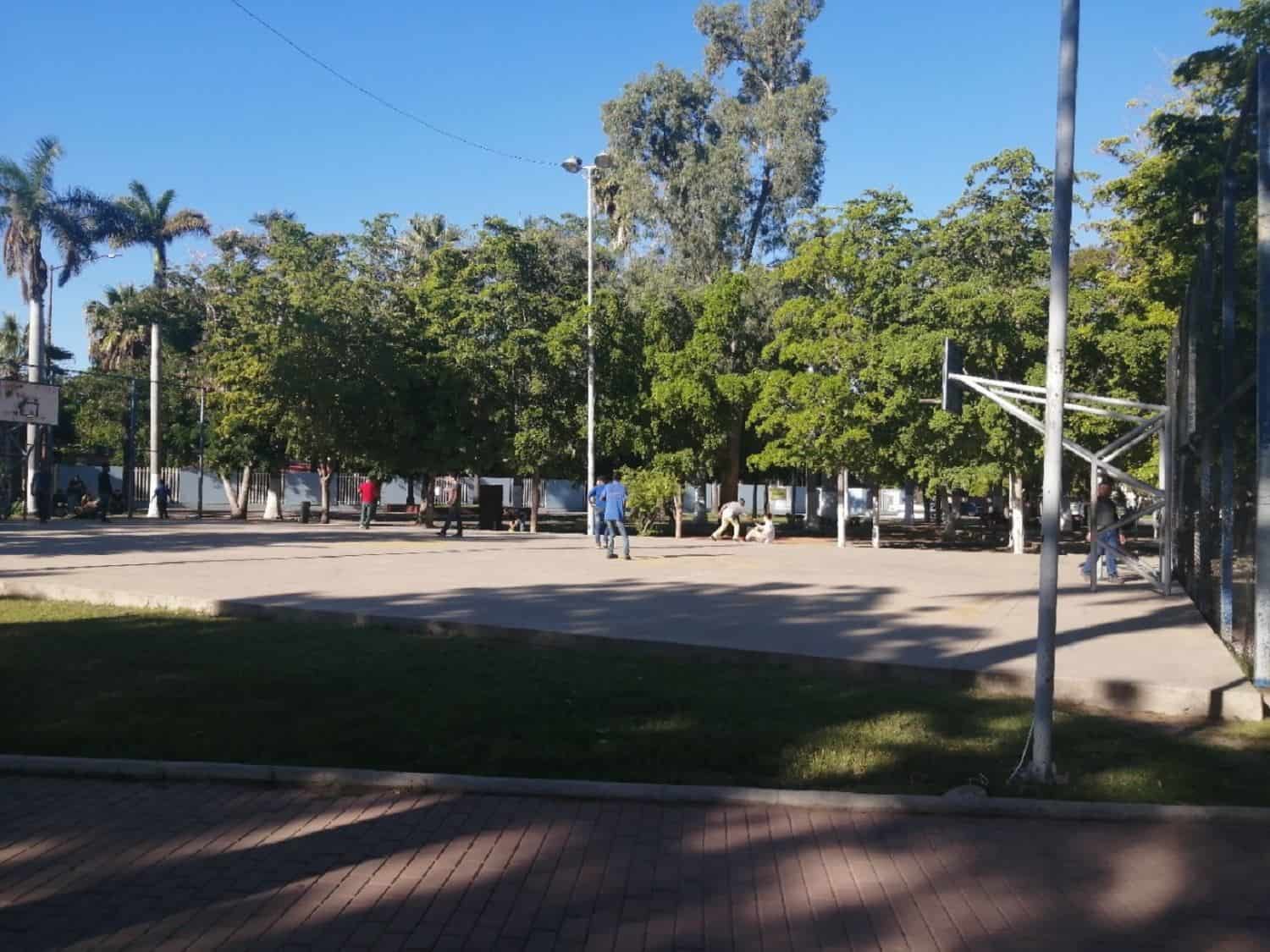 Vandalismo y «travesuras» mantienen parques a oscuras en Los Mochis