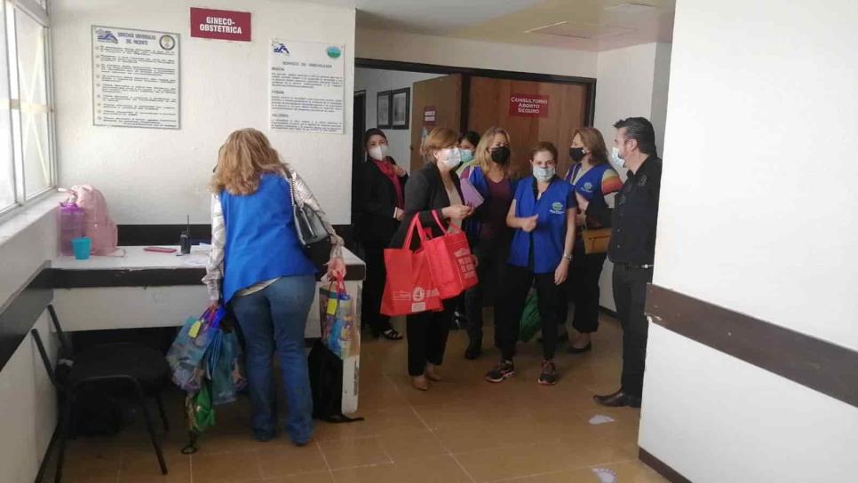 Llevan dulces y regalos a niños al Hospital General, por Día de Reyes