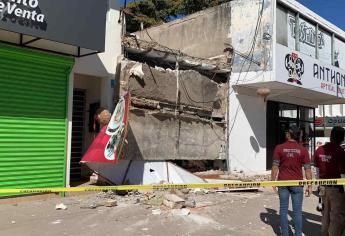 Colapsa la marquesina de un edificio en el Centro de Los Mochis