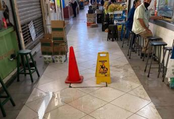 Revienta drenaje en el Mercado Pino Suárez