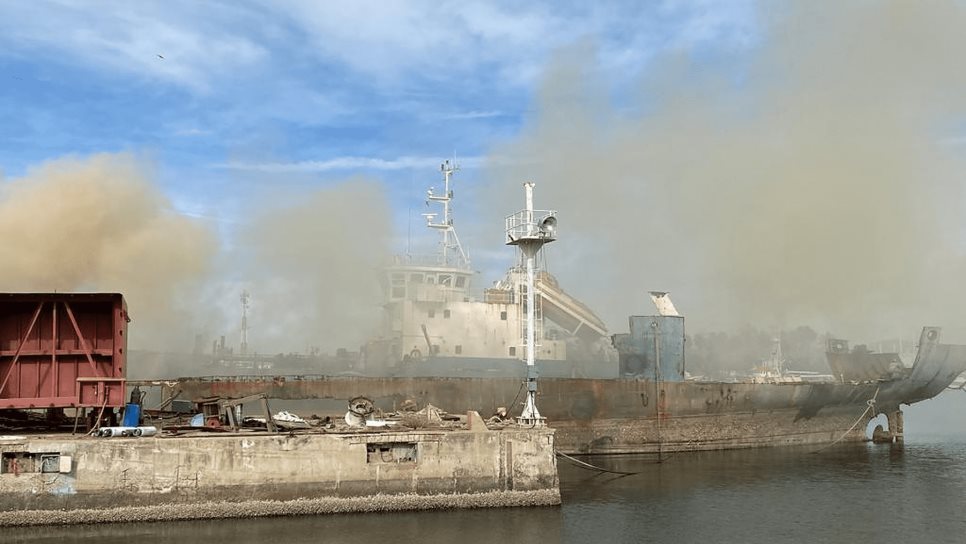 Se quema barco que era desmantelado en el parque Bonfil, en Mazatlán