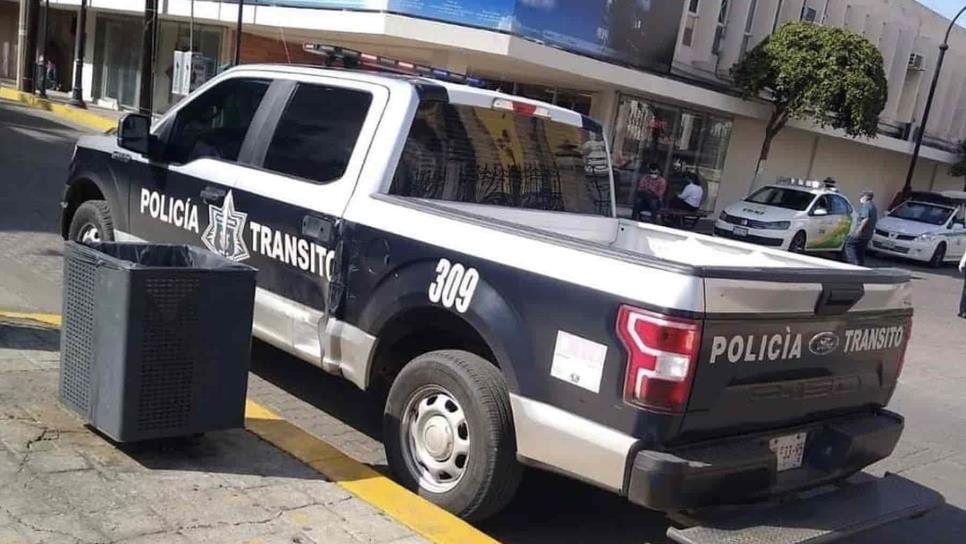 Multas van parejas: Sancionan a patrulla de Tránsito por estacionarse en línea amarilla