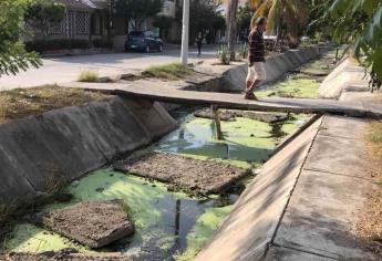 Se la juegan vecinos del Infonavit Playas al cruzar por puente peatonal en mal estado