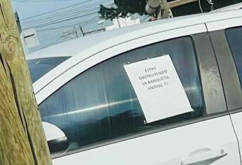 «Estás obstruyendo la banqueta, animal»: le dejan recado a automovilista