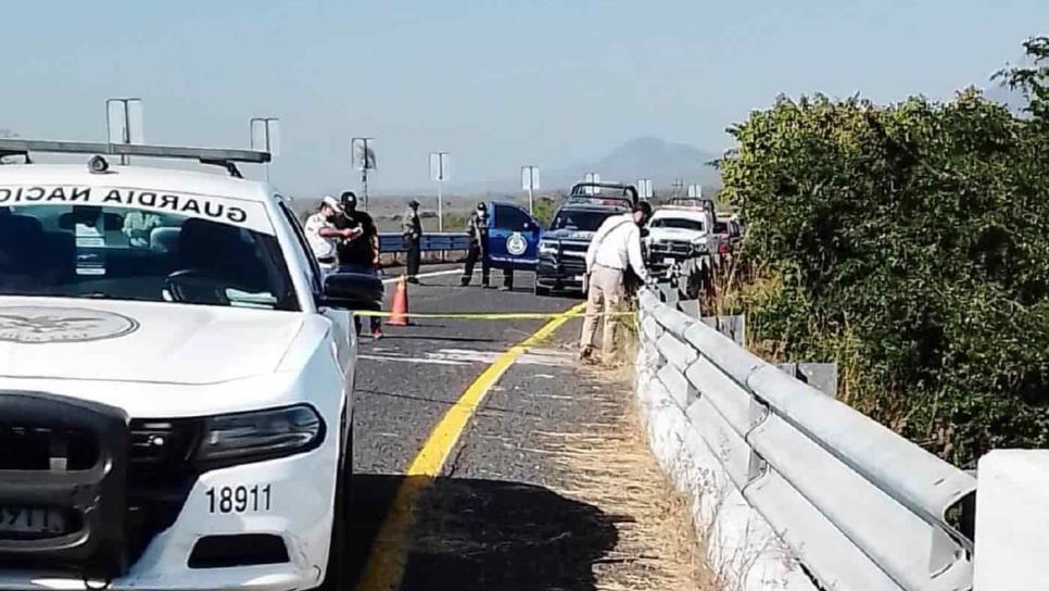 Encuentran a hombre colgado de un puente en El Rosario