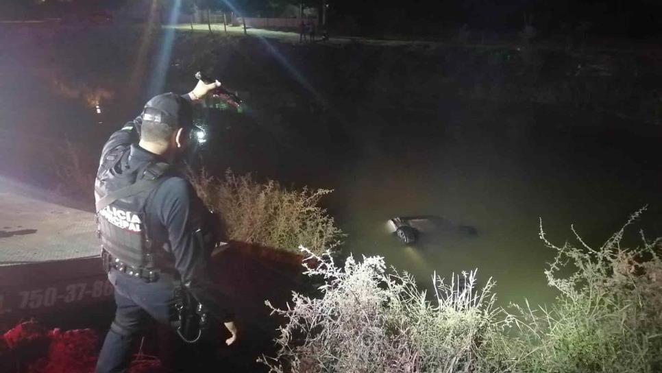 Pareja de jóvenes muere al caer con todo y auto a canal, en Culiacán