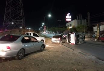 Choque sobre el bulevar Las Torres, en Culiacán, termina en volcadura