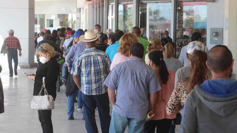 Adultos de 40 a 59 años abarrotan módulos de vacunación en Los Mochis