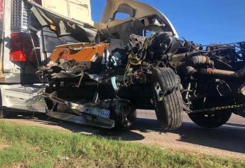 Accidente entre tres tráileres ocasiona daños en Guasave