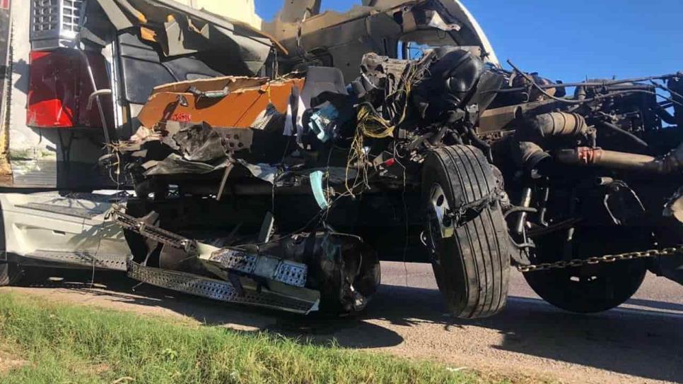 Accidente entre tres tráileres ocasiona daños en Guasave