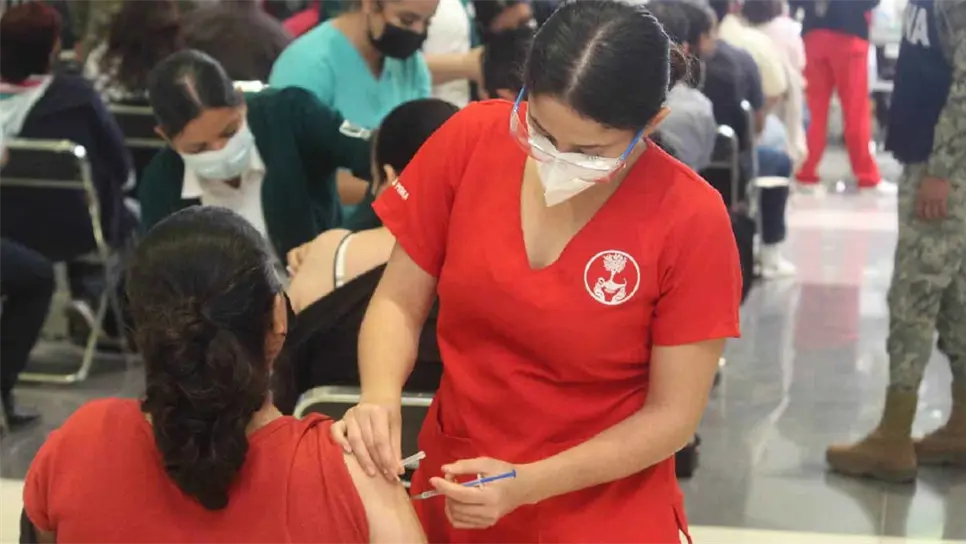 Más de 41 mil maestros de Sinaloa ya recibieron vacuna de refuerzo