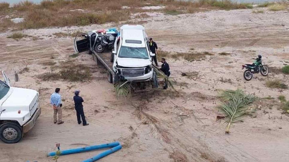 Camioneta de lujo sale «disparada» de un puente; remolcaba una moto BMW