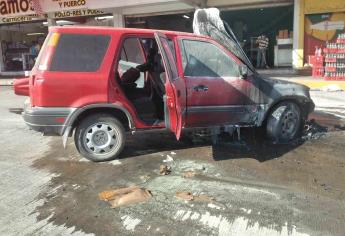 Se quema camioneta en la calle principal del Mercado de Abastos de Culiacán