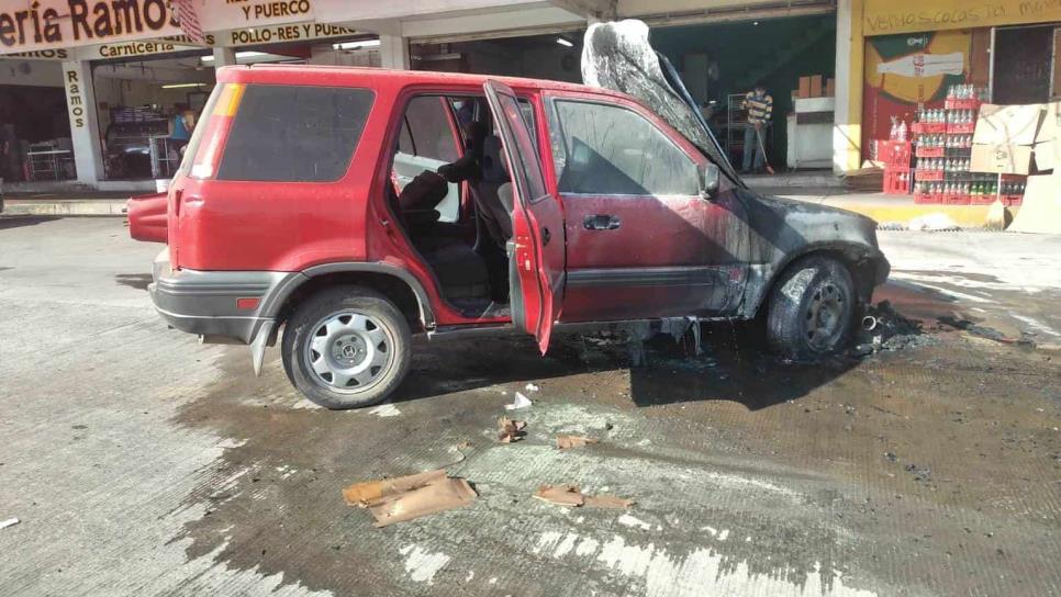 Se quema camioneta en la calle principal del Mercado de Abastos de Culiacán