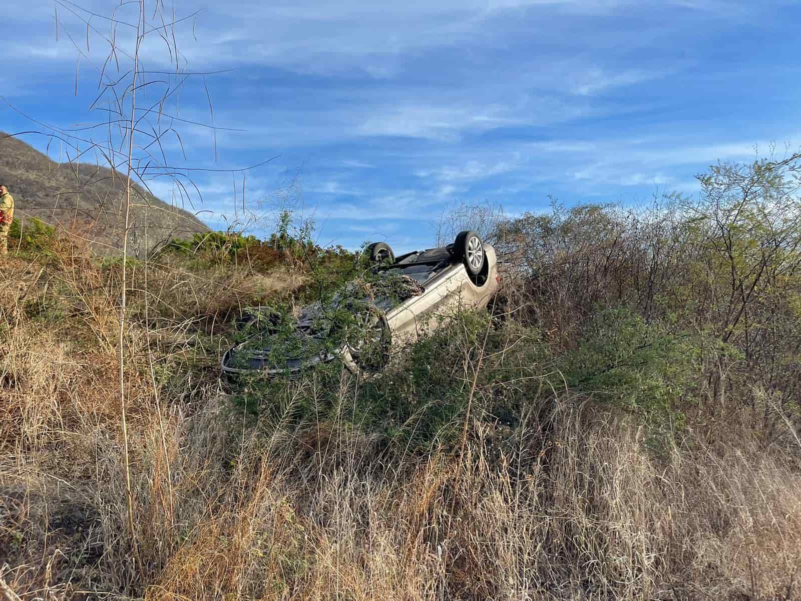 Mujer de la tercera edad termina lesionada al volcar en Salvador Alvarado