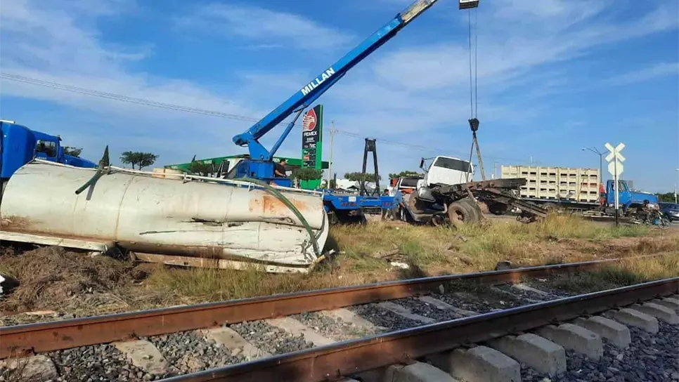 Tren arrolla una pipa en La Cruz de Elota