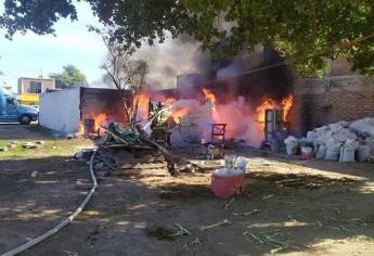 Incendio arrasa con una vivienda de material rústico en Los Mochis