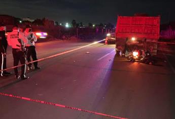 Muere motociclista al impactarse contra un dompe