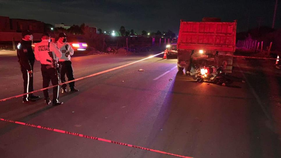 Muere motociclista al impactarse contra un dompe