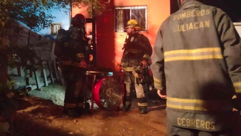 Se quema casa en la colonia Francisco Alarcón, en Culiacán