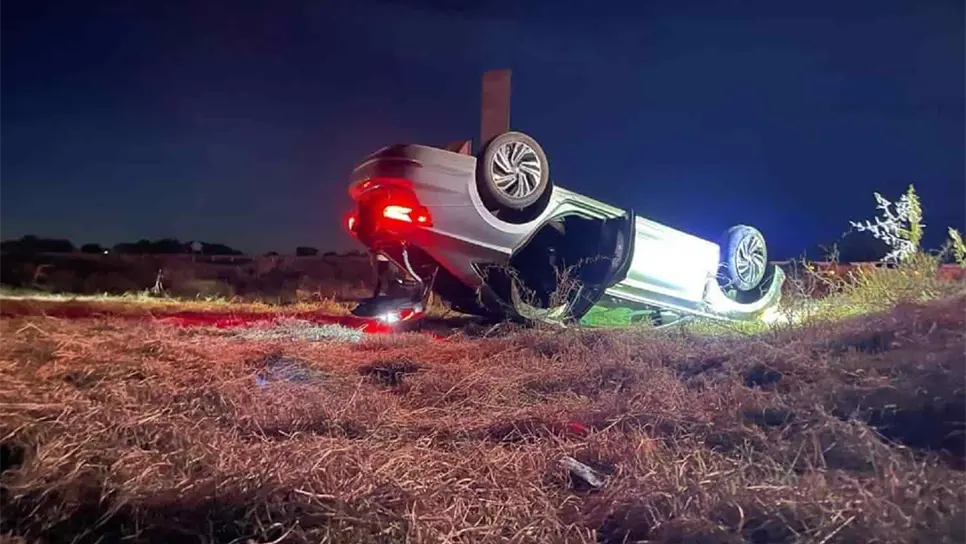 Vuelca vehículo por la México 15 en Las Brisas, conductora resulta ilesa