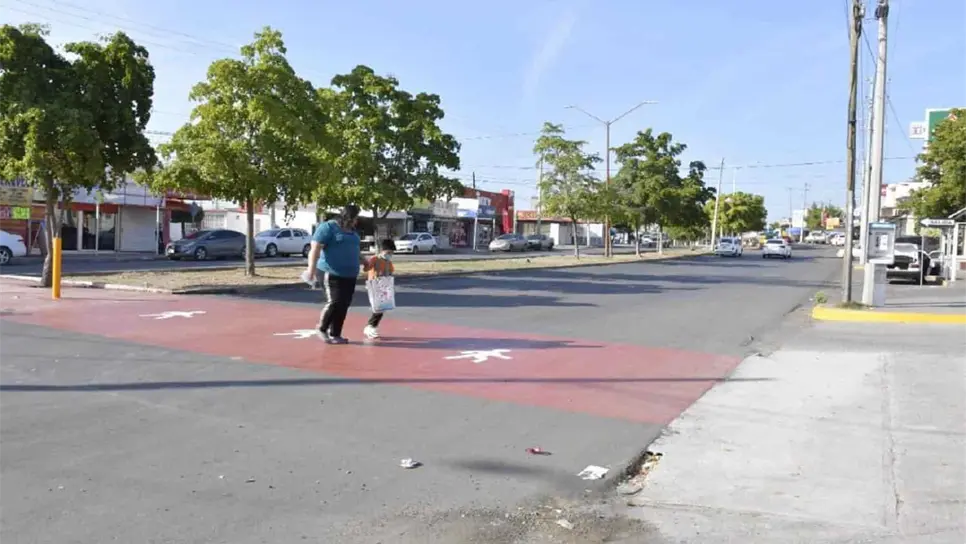 Instalan paso peatonal en bulevar Benjamín Hill en el sector Barrancos