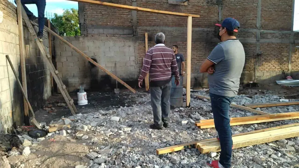 Apoya Gobierno de Ahome a familia que perdió casa en incendio