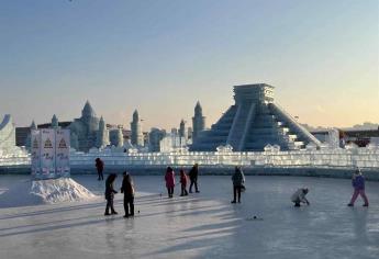 Exhiben una Pirámide de Kukulkán de hielo en festival del norte de China