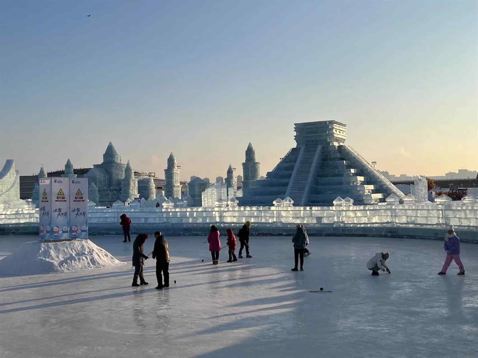 Exhiben una Pirámide de Kukulkán de hielo en festival del norte de China