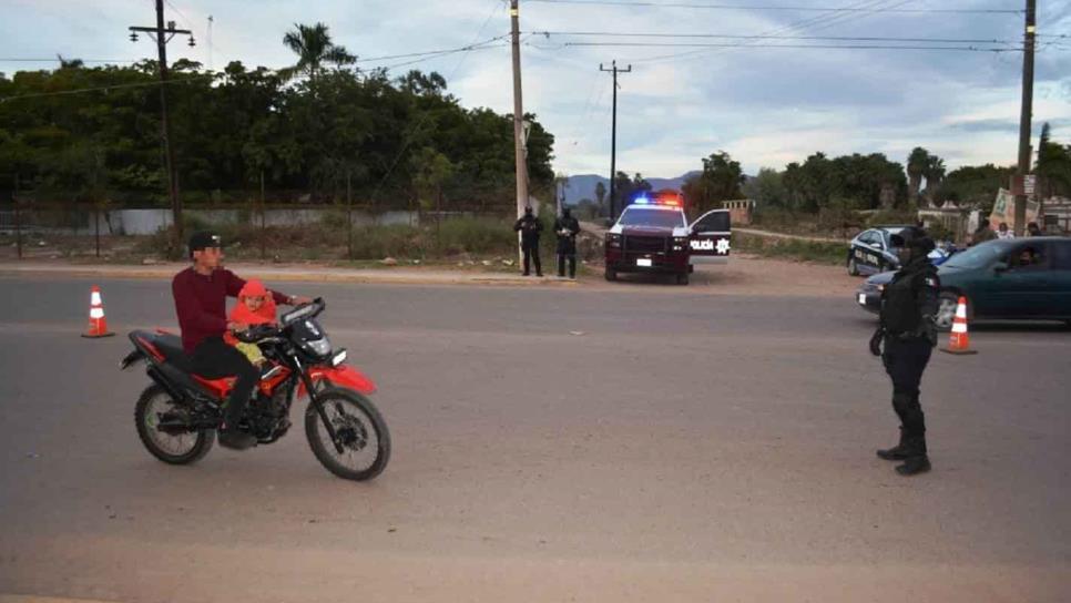 Implementan operativo contra motociclistas que no portan casco, en Ahome