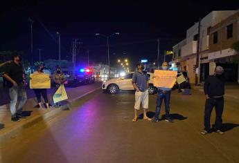 Vecinos de Jacarandas bloquean la avenida Santa Rosa