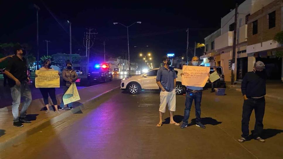 Vecinos de Jacarandas bloquean la avenida Santa Rosa