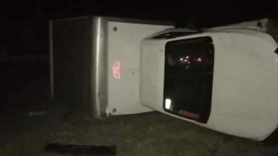 Choque frontal entre camionetas termina en volcadura, en Escuinapa