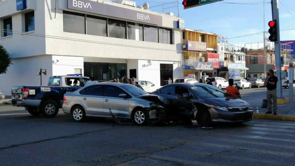 Aparatoso choque en el centro de Los Mochis deja tres personas lesionadas