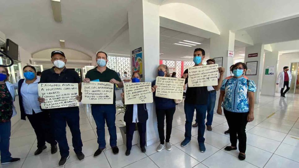 Se manifiestan empleados de la Salud por despidos injustificados