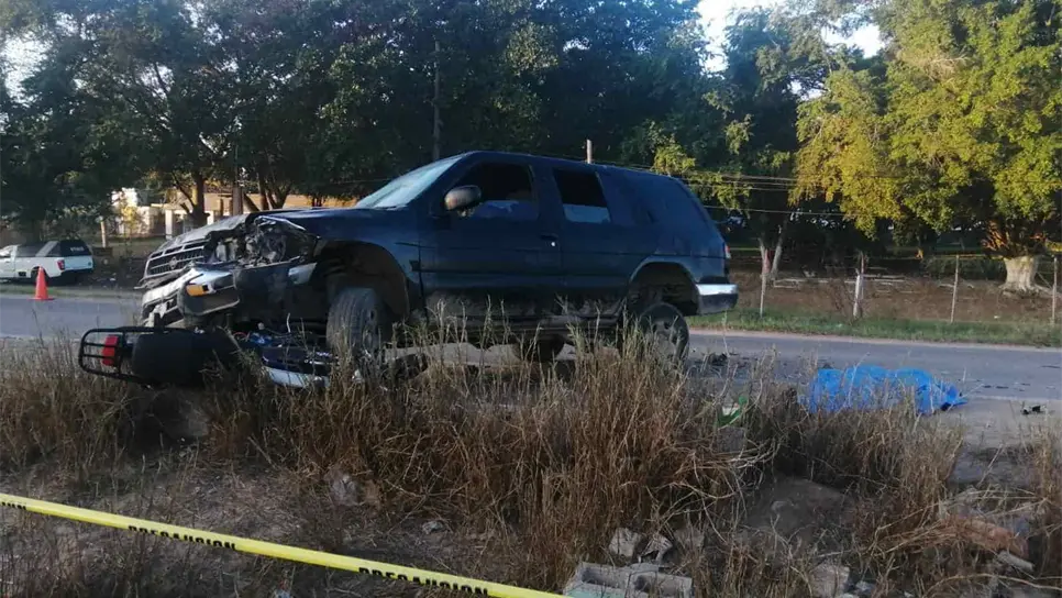 Muere motociclista arrollado por camioneta sobre la carretera La 20, en Navolato