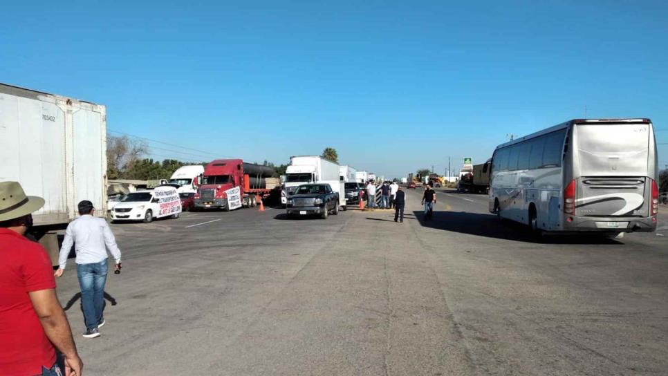 Transportistas bloquean la México 15 en Las Brisas, Guasave