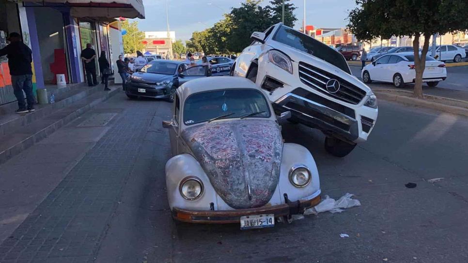 Camioneta de lujo queda arriba de un «bocho» tras aparatoso choque, en Culiacán