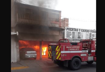 Se quema fábrica de muebles y un vehículo en Guasave