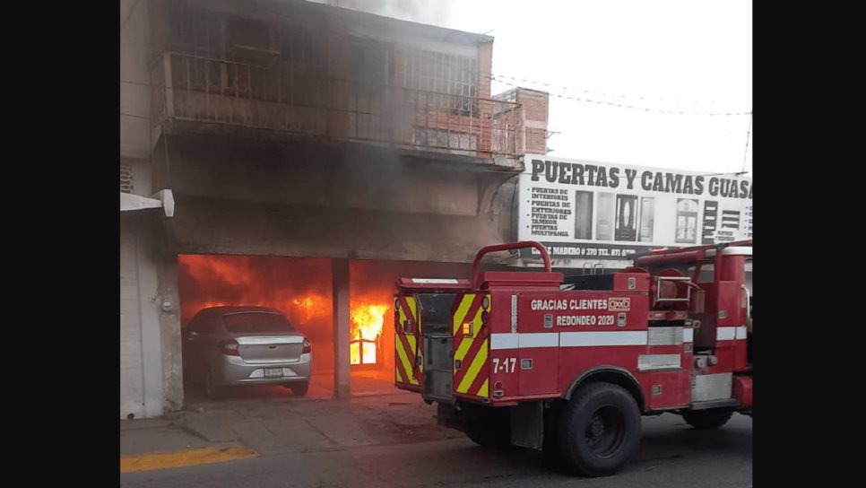 Se quema fábrica de muebles y un vehículo en Guasave