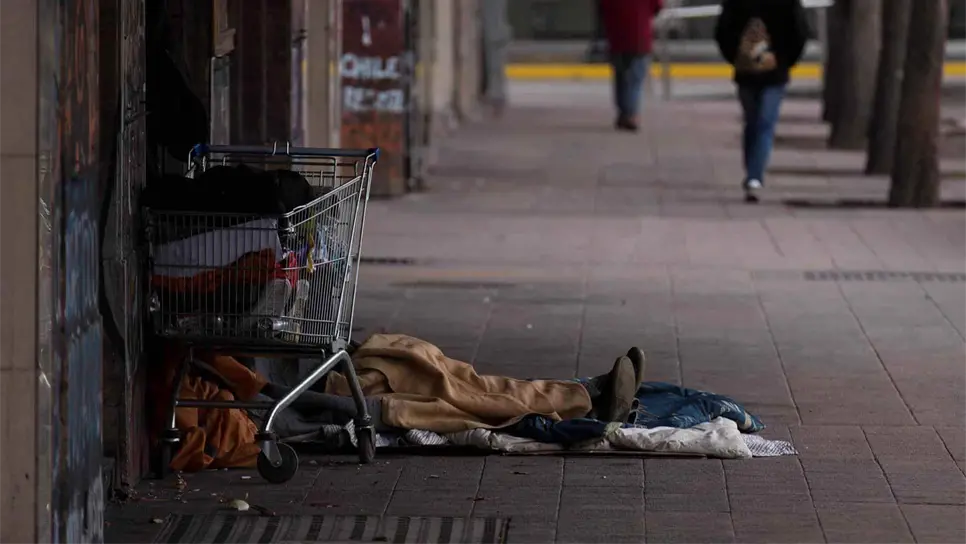 Un hombre sin techo es visto en la calle, en Santiago de Chile, en una fotografía de archivo. EFE/Alberto Valdés